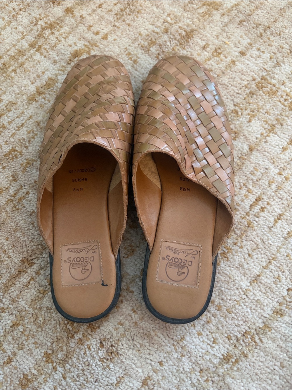Braided leather clogs